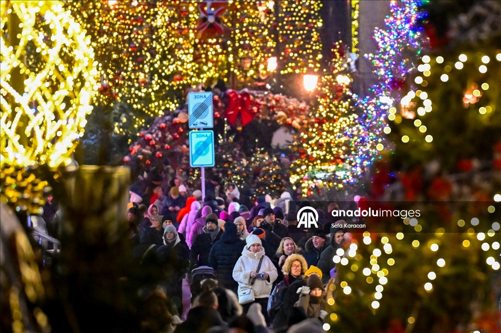 Москва засверкала новогодними огнями