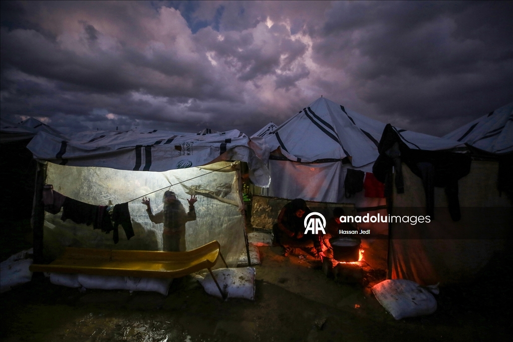 Повседневная жизнь среди руин в лагере Нусейрат в Газе