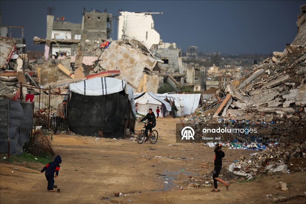 Повседневная жизнь среди руин в лагере Нусейрат в Газе