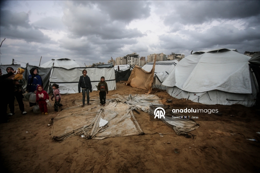 Gazze’de olumsuz hava koşulları, yerinden edilenlerin dramını derinleştiriyor