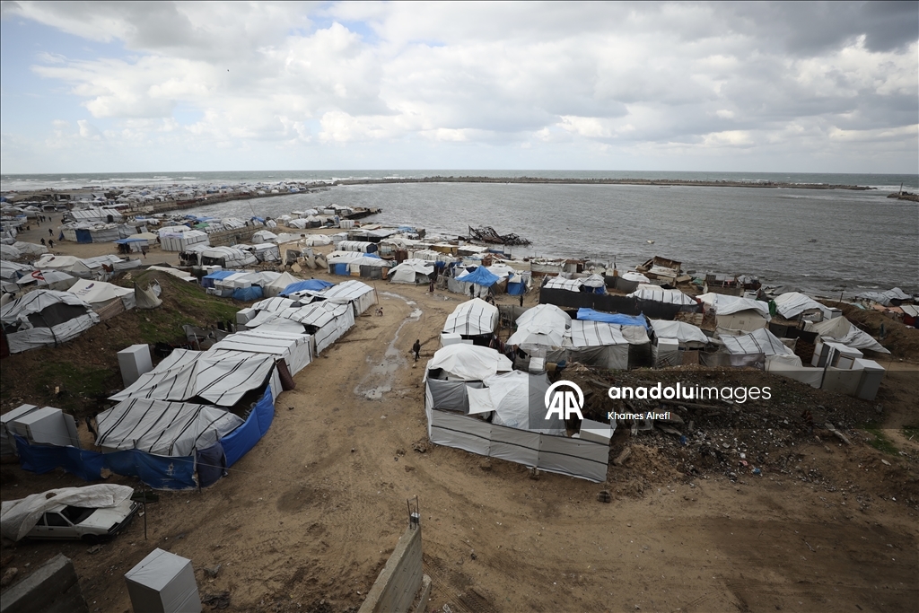 بؤر خوف وبرد.. خيام النازحين الفلسطينيين بغزة تغرق في وحل الشتاء