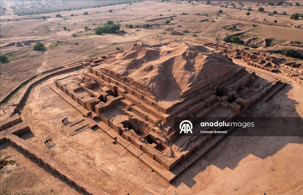 Зиккурат Чога-Занбиль - выдающийся памятник эламской цивилизации