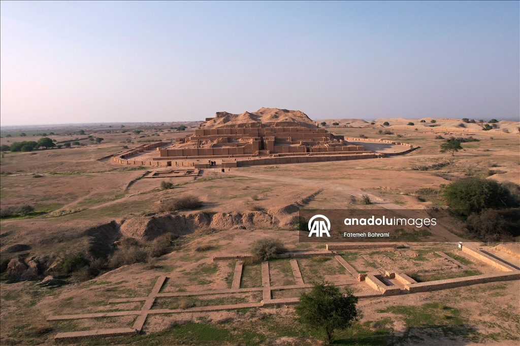 Зиккурат Чога-Занбиль - выдающийся памятник эламской цивилизации