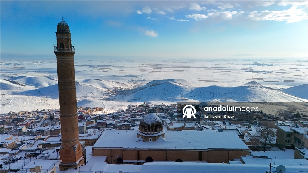 Mardin'de tarihi yapılar kar yağışıyla beyaza büründü