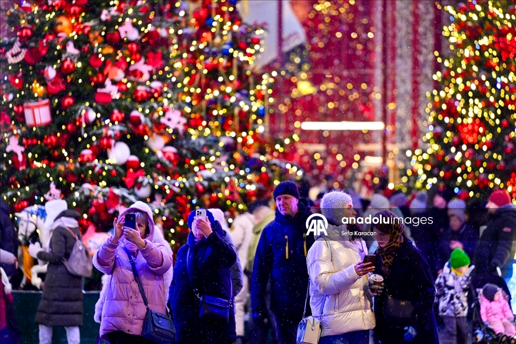 Москва засверкала новогодними огнями