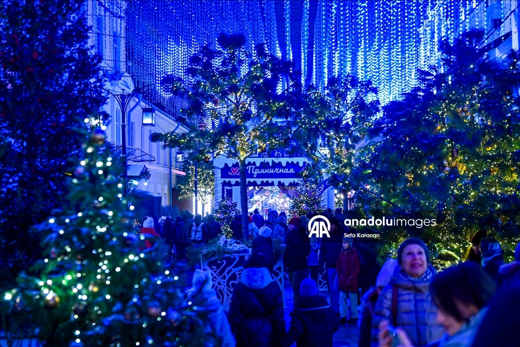 Москва засверкала новогодними огнями