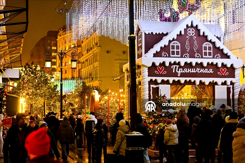 Москва засверкала новогодними огнями