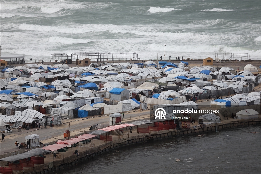 بؤر خوف وبرد.. خيام النازحين الفلسطينيين بغزة تغرق في وحل الشتاء