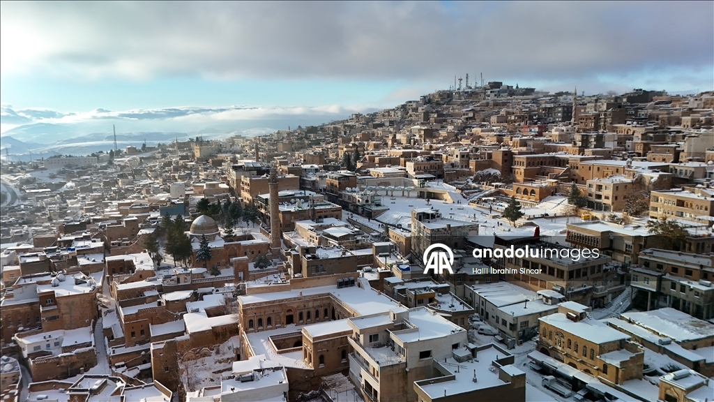 Mardin'de tarihi yapılar kar yağışıyla beyaza büründü