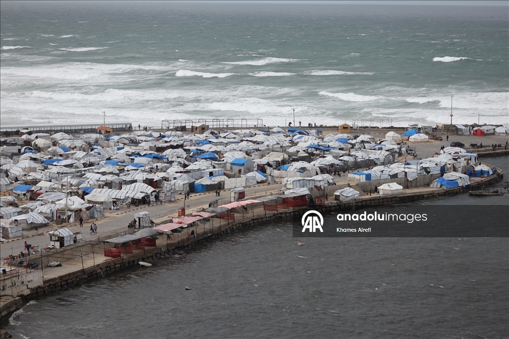بؤر خوف وبرد.. خيام النازحين الفلسطينيين بغزة تغرق في وحل الشتاء