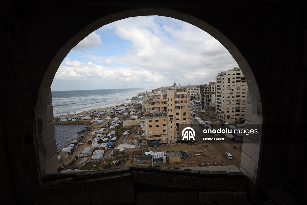 بؤر خوف وبرد.. خيام النازحين الفلسطينيين بغزة تغرق في وحل الشتاء