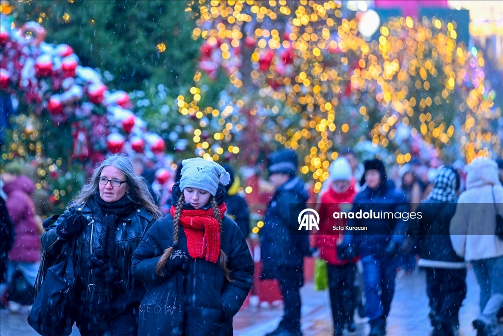 Москва засверкала новогодними огнями