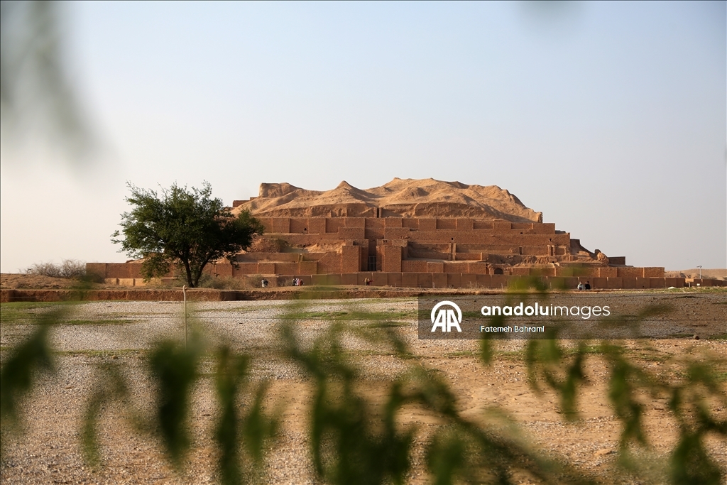 Зиккурат Чога-Занбиль - выдающийся памятник эламской цивилизации