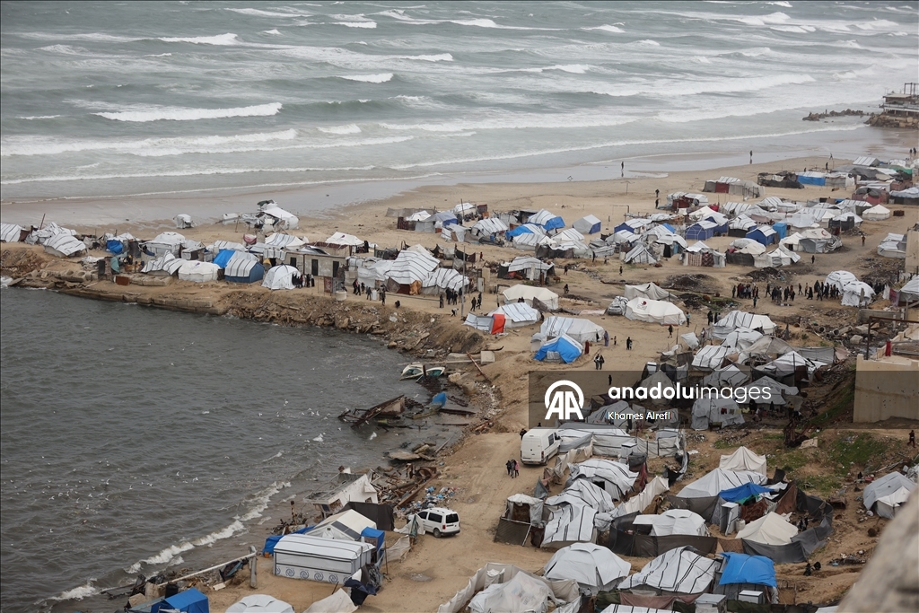 بؤر خوف وبرد.. خيام النازحين الفلسطينيين بغزة تغرق في وحل الشتاء
