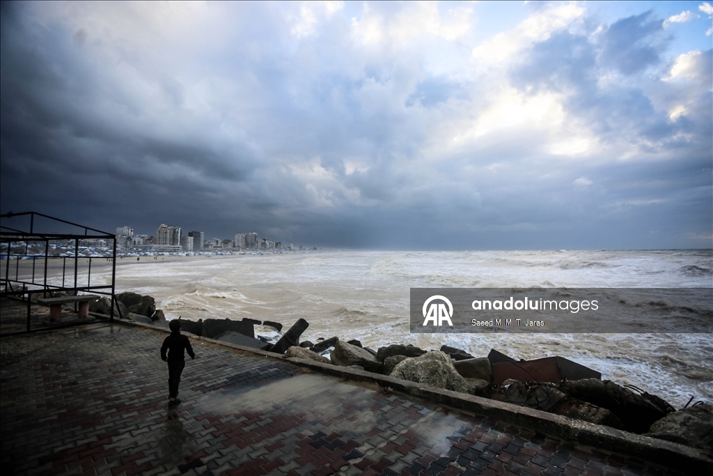Gazze’de olumsuz hava koşulları, yerinden edilenlerin dramını derinleştiriyor