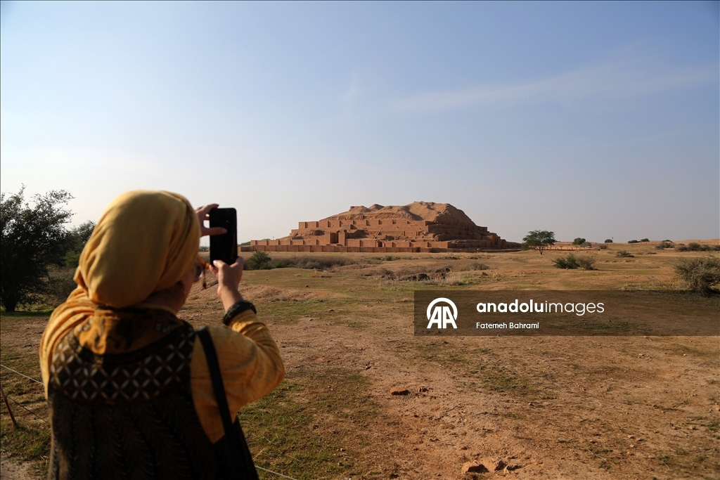 Зиккурат Чога-Занбиль - выдающийся памятник эламской цивилизации