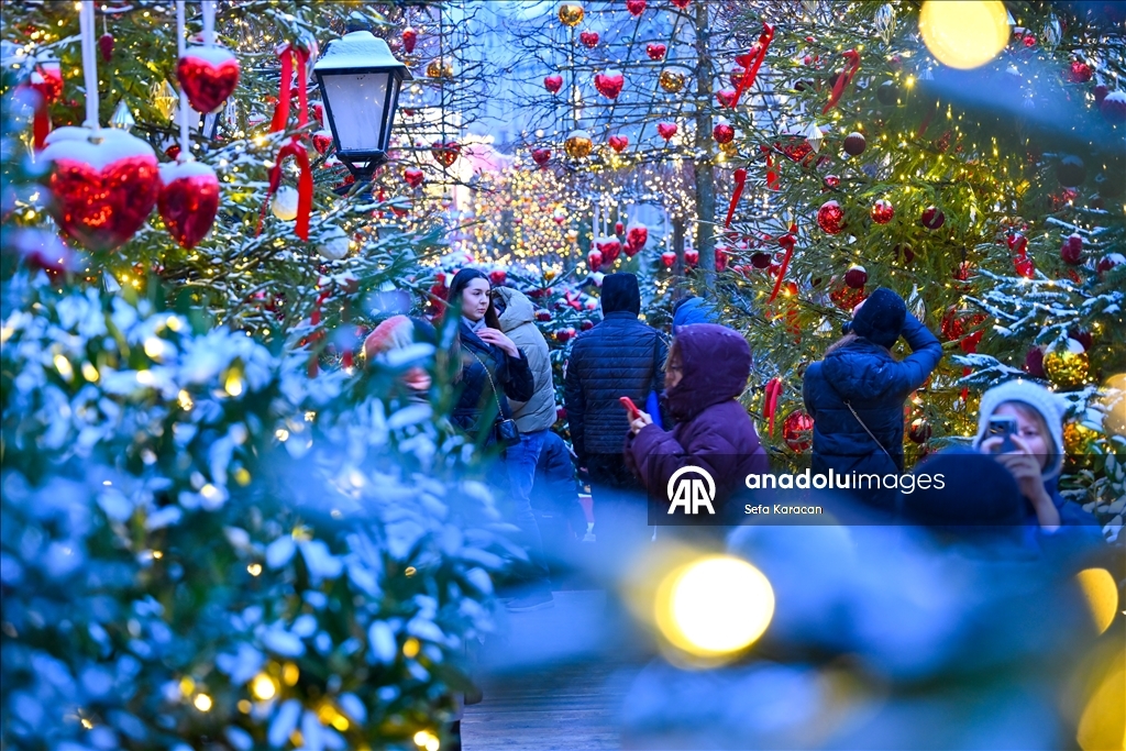 Москва засверкала новогодними огнями
