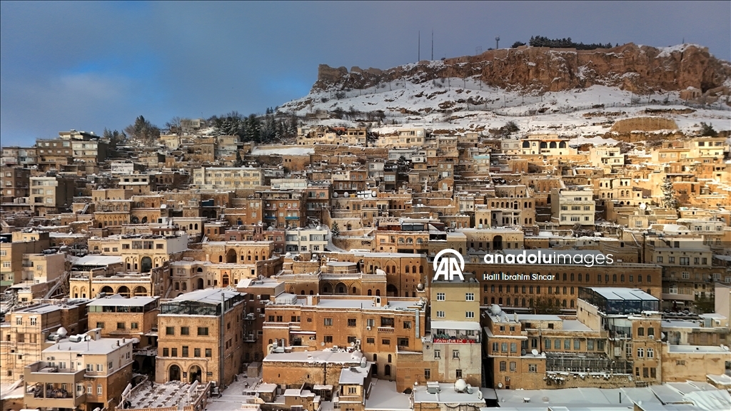 Mardin'de tarihi yapılar kar yağışıyla beyaza büründü