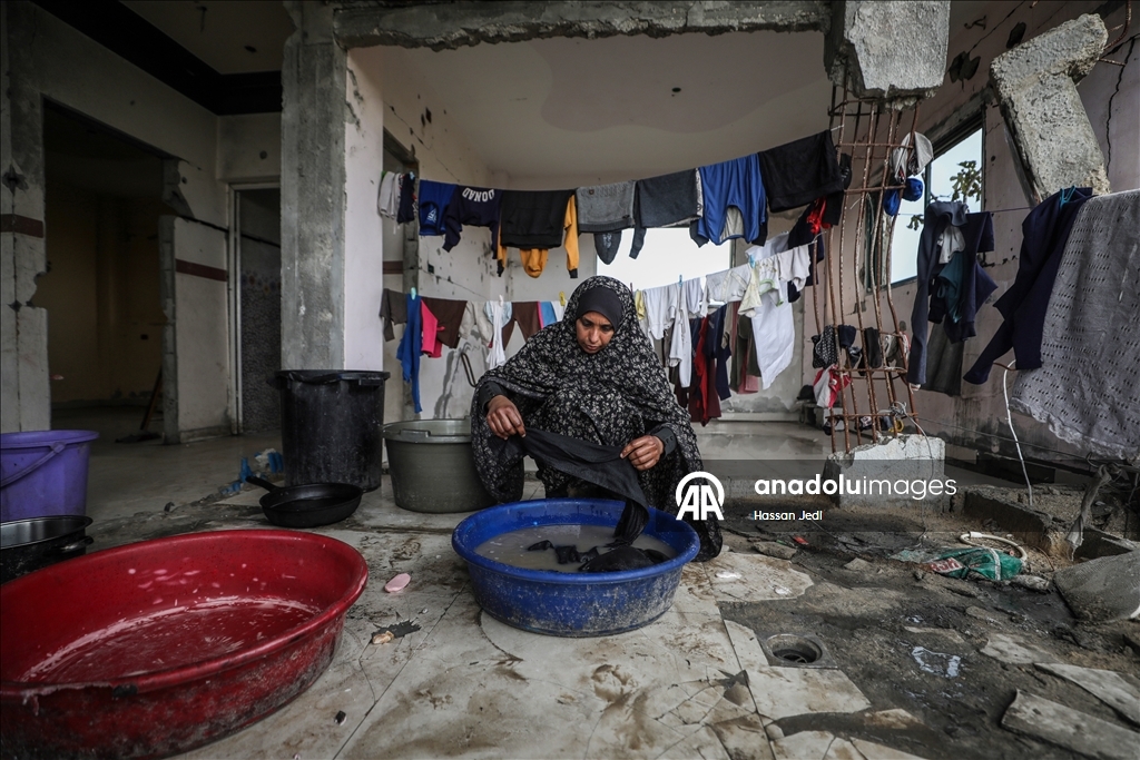 Повседневная жизнь среди руин в лагере Нусейрат в Газе