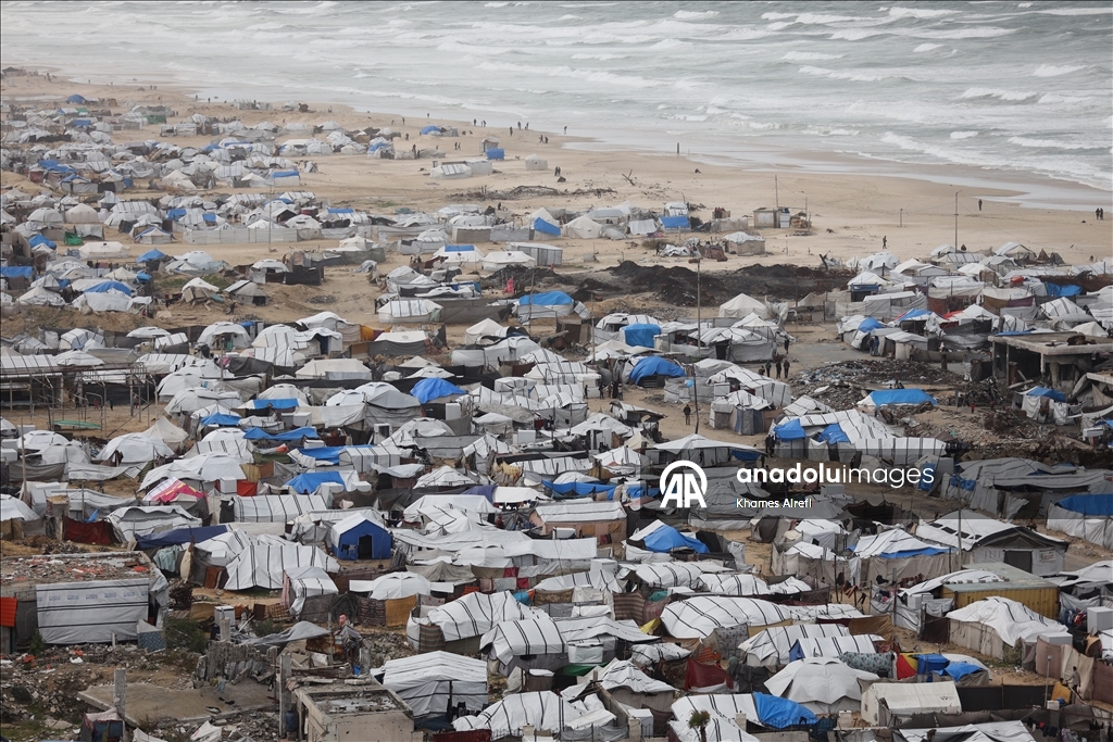 بؤر خوف وبرد.. خيام النازحين الفلسطينيين بغزة تغرق في وحل الشتاء