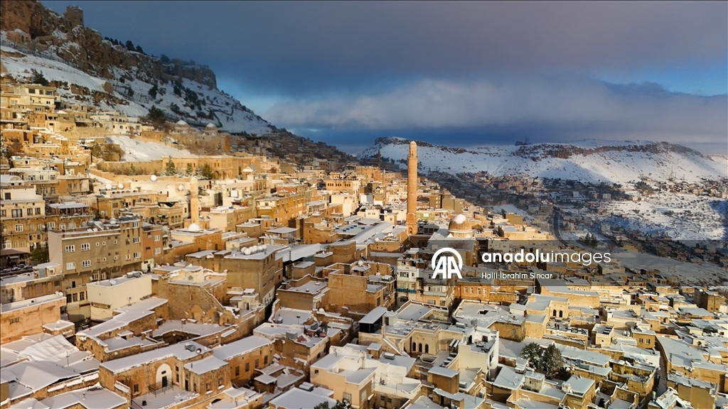 Mardin'de tarihi yapılar kar yağışıyla beyaza büründü