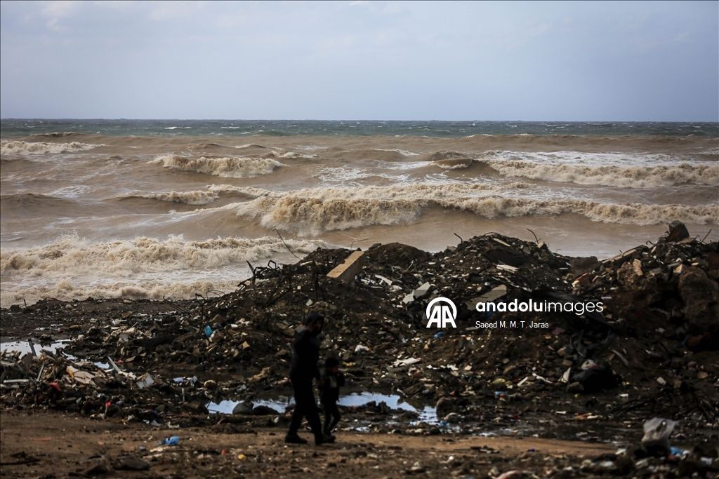 Gazze’de olumsuz hava koşulları, yerinden edilenlerin dramını derinleştiriyor