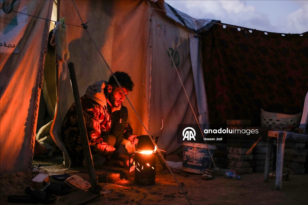 Повседневная жизнь среди руин в лагере Нусейрат в Газе