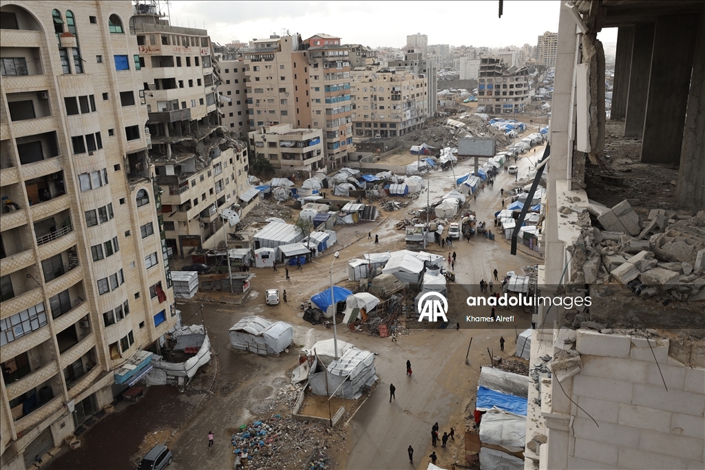 بؤر خوف وبرد.. خيام النازحين الفلسطينيين بغزة تغرق في وحل الشتاء