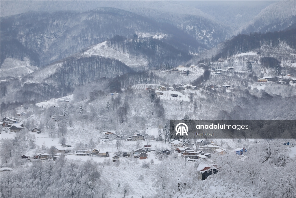 Sakarya'nın yüksek kesimlerinde kar yağışı etkili oluyor