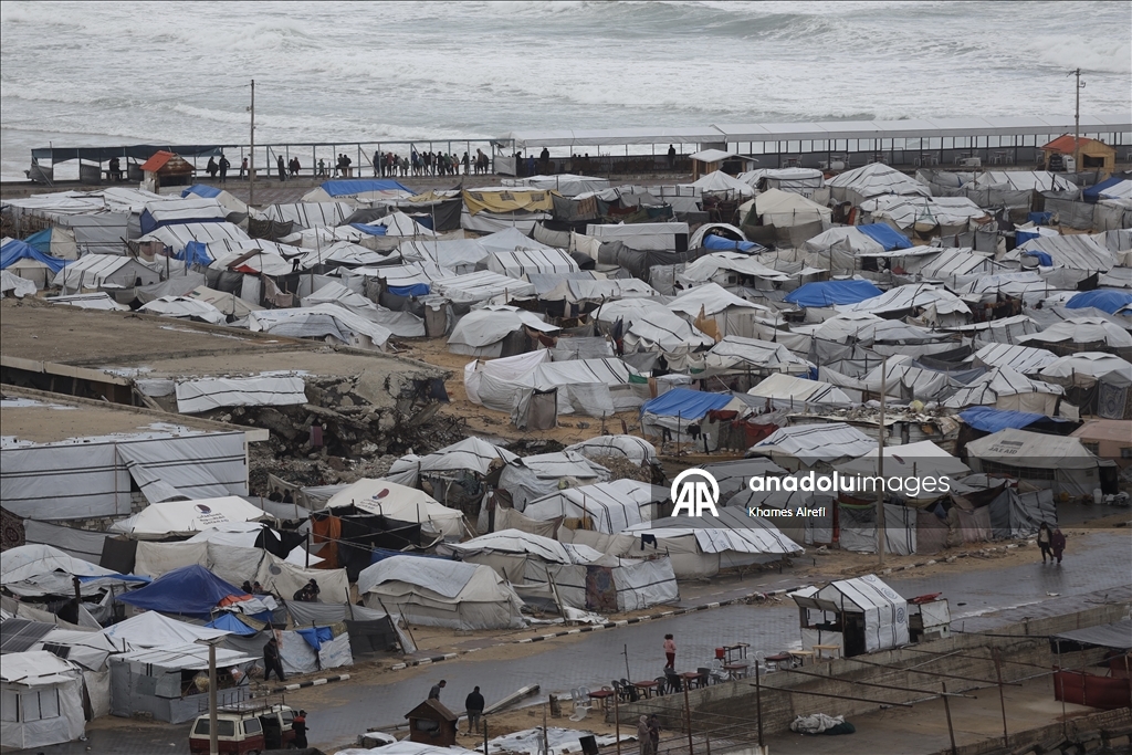 بؤر خوف وبرد.. خيام النازحين الفلسطينيين بغزة تغرق في وحل الشتاء