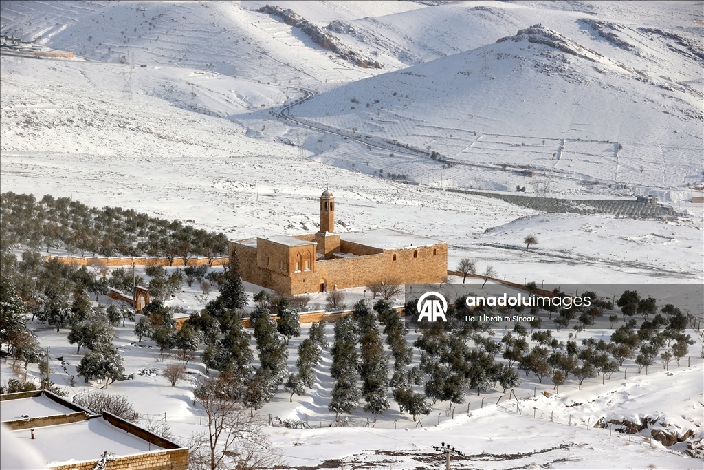 Mardin'de tarihi yapılar kar yağışıyla beyaza büründü