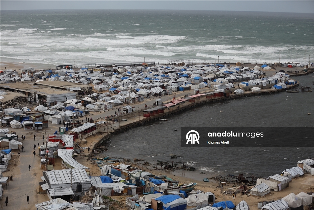 بؤر خوف وبرد.. خيام النازحين الفلسطينيين بغزة تغرق في وحل الشتاء