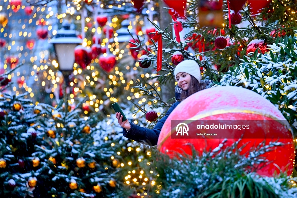 Москва засверкала новогодними огнями