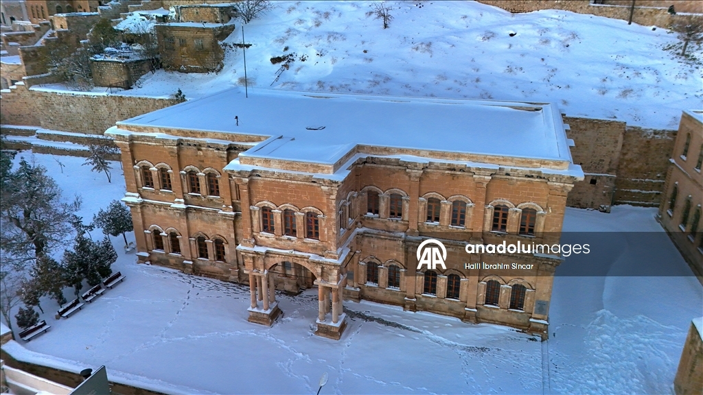 Mardin'de tarihi yapılar kar yağışıyla beyaza büründü