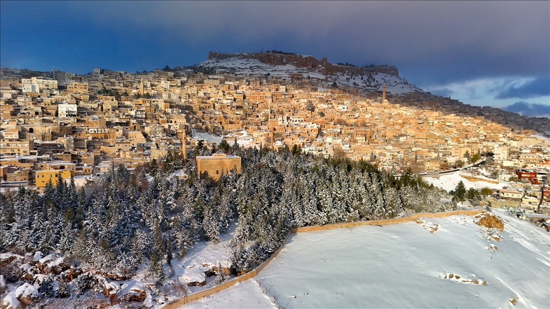 Mardin'de tarihi yapılar kar yağışıyla beyaza büründü