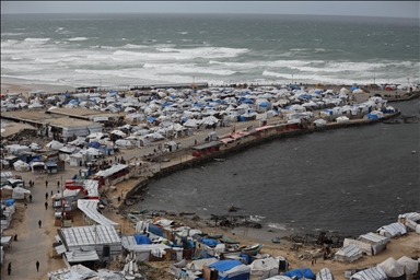 بؤر خوف وبرد.. خيام النازحين الفلسطينيين بغزة تغرق في وحل الشتاء