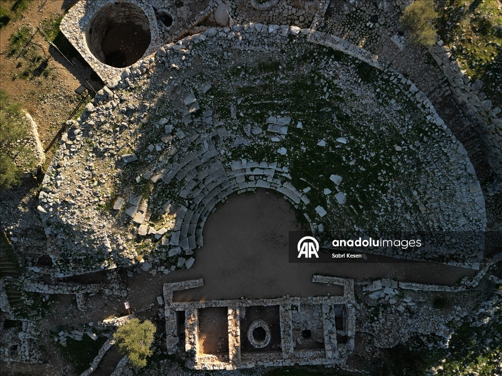 Marmaris'teki Amos Antik Kenti'nde Asur Tanrıçası İştar betimlemeli gümüş kolye bulundu