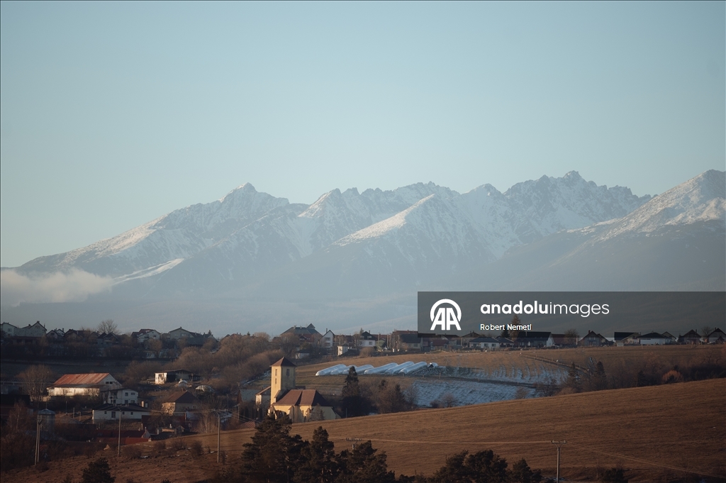 Yüksek Tatra Dağları’ndaki kayak pistleri, uzun süredir beklenen kar yağışının ardından tamamen açıldı