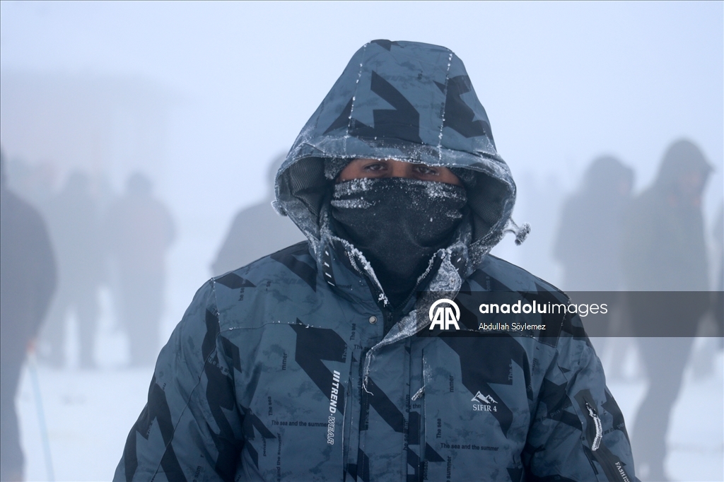 Ağrı'da dondurucu soğuklarda vatandaşların kaş ve saçları kırağı tuttu