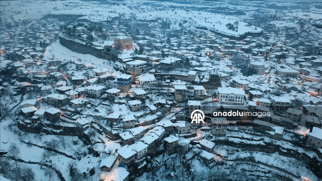 Исторические особняки Сафранболу припорошил снег