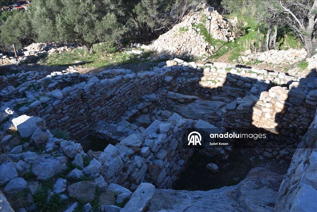 В античном городе Амос в Мармарисе найдено серебряное ожерелье с изображением ассирийской богини Иштар