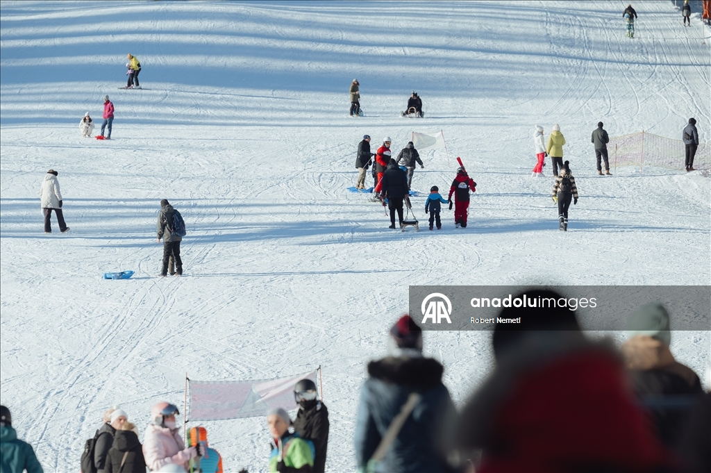 Yüksek Tatra Dağları’ndaki kayak pistleri, uzun süredir beklenen kar yağışının ardından tamamen açıldı