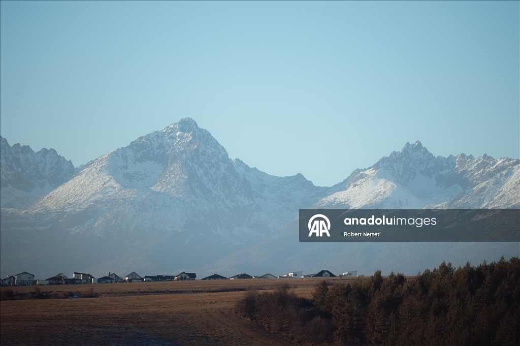 Yüksek Tatra Dağları’ndaki kayak pistleri, uzun süredir beklenen kar yağışının ardından tamamen açıldı