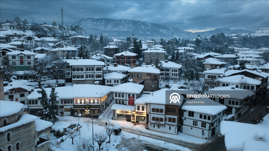 Safranbolu'da tarihi konaklar karla kaplandı