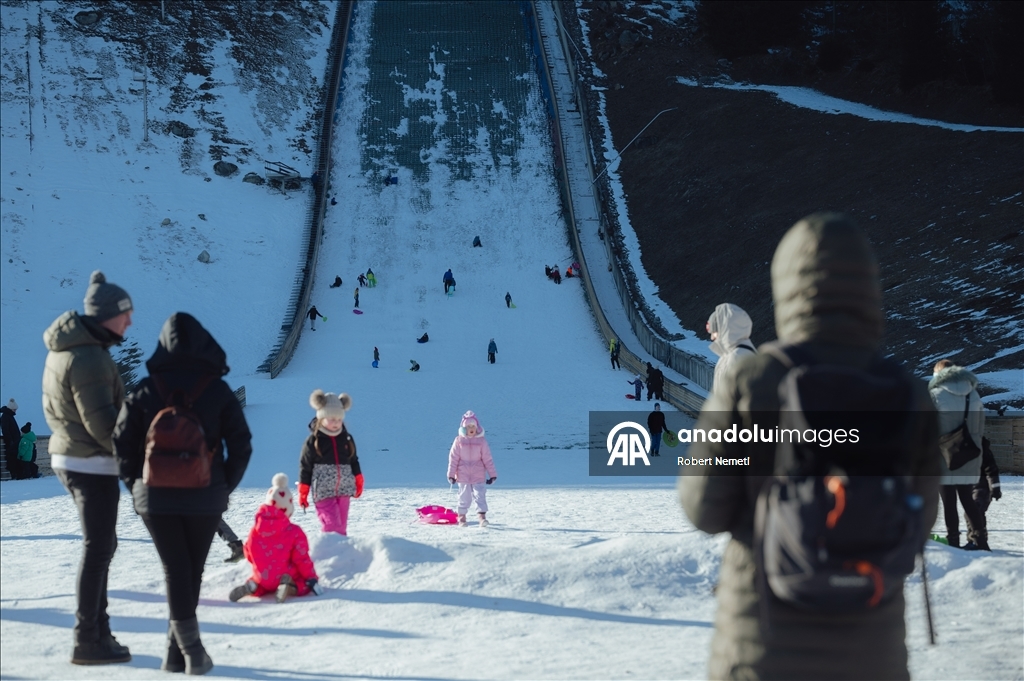 Yüksek Tatra Dağları’ndaki kayak pistleri, uzun süredir beklenen kar yağışının ardından tamamen açıldı