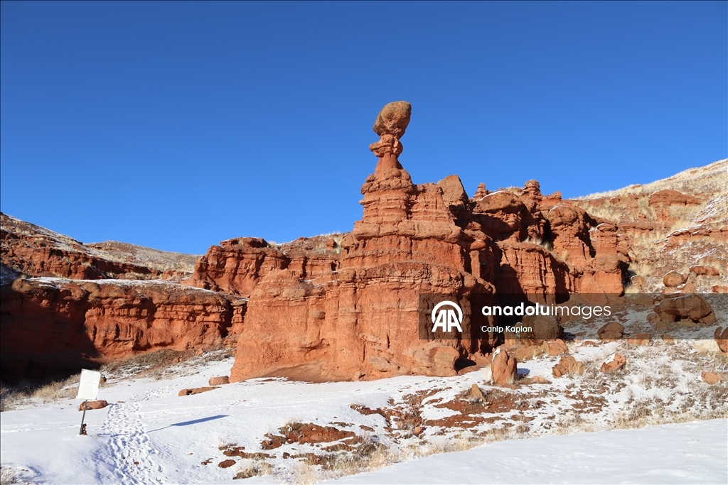 Narman Peribacaları karla kaplandı