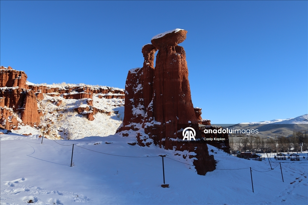 Narman Peribacaları karla kaplandı
