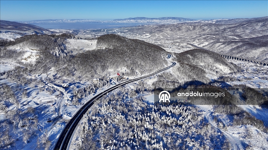Bolu Dağı'nda kar yağışıyla oluşan manzara havadan görüntülendi
