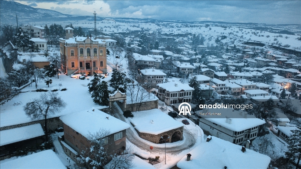 Исторические особняки Сафранболу припорошил снег