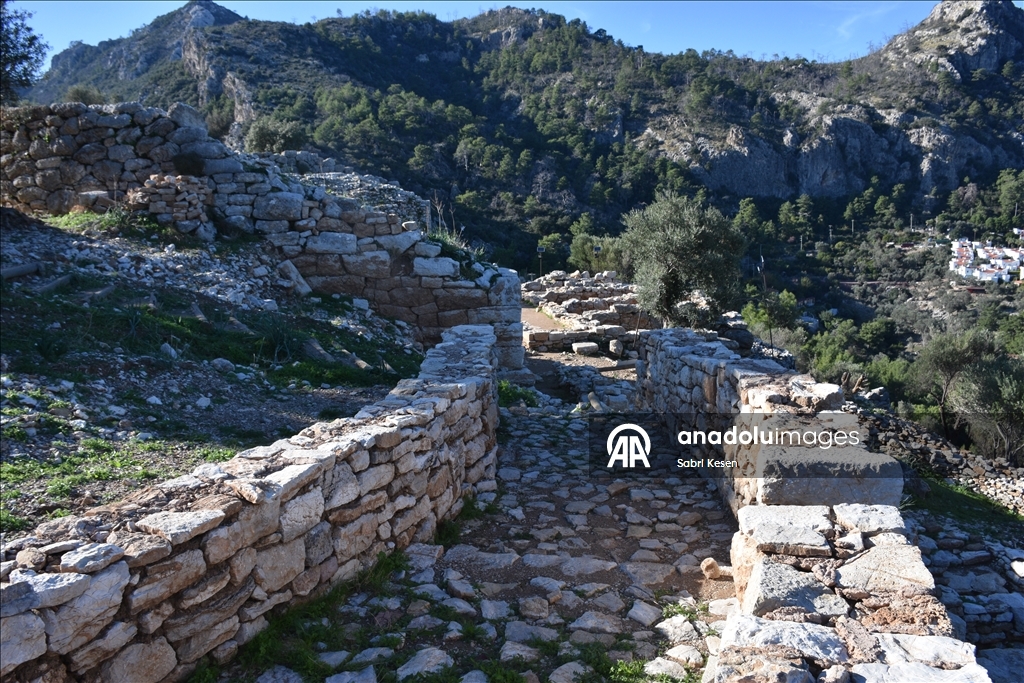Marmaris'teki Amos Antik Kenti'nde Asur Tanrıçası İştar betimlemeli gümüş kolye bulundu